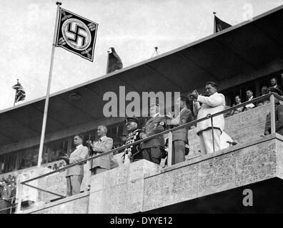 Adolf Hitler mit anderen NS-Funktionäre im Berliner Olympiastadion, 1936 Stockfoto