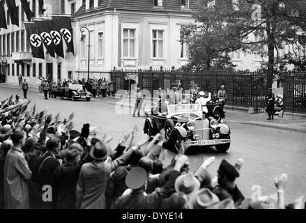 Adolf Hitler auf dem Weg zur Eröffnung der Olympischen Spiele 1936 Stockfoto