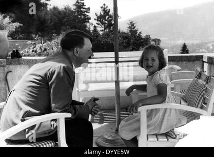 Adolf Hitler mit einem kleinen Mädchen auf dem Berghof, 1937 Stockfoto