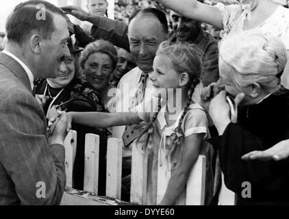 Adolf Hitler begrüßt ein junges Mädchen, 1935 Stockfoto