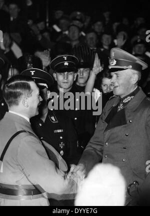 Adolf Hitler begrüßt Werner von Blomberg, 1935 Stockfoto