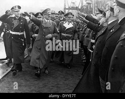 Adolf Hitler bei einer Einführung eines Flugzeugträgers, 1938 Stockfoto