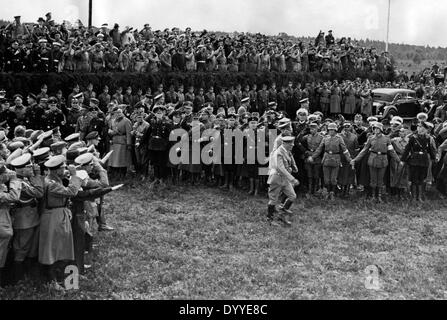 Adolf Hitler und Werner von Blomberg besuchen eine Militärparade, 1935 Stockfoto