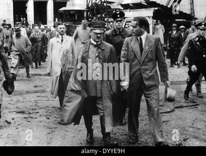 Adolf Hitler mit Albert Speer auf dem Rallye-Gelände in Nürnberg, 1936 Stockfoto