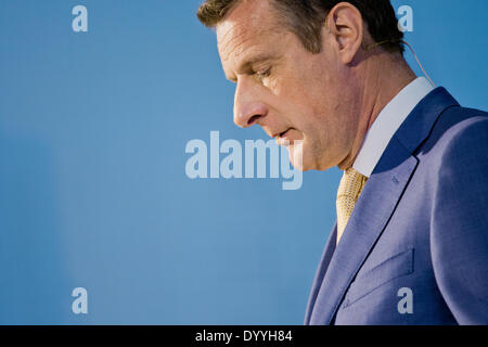 Bonn, Deutschland. 28. April 2014. Niek Jan van Damme, Managing Director der Deutschen Telekom in Deutschland, spricht über das künftige Geschäft der Deutschen Telekom auf dem deutschen Markt in Bonn, Deutschland, 28. April 2014. Foto: ROLF VENNENBERND/Dpa/Alamy Live News Stockfoto