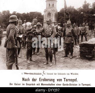 Kaiser Wilhelm II. ehrt Soldaten an der Ostfront, 1917 Stockfoto