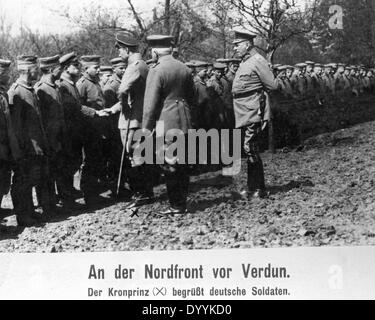 Kronprinz Wilhelm grüßt Soldaten bei Verdun, 1916 Stockfoto