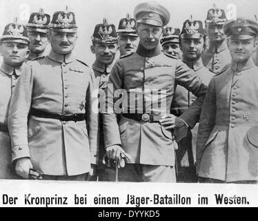 Kronprinz Wilhelm mit deutschen Soldaten an der Westfront, 1916 Stockfoto