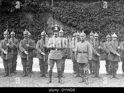 Kronprinz Wilhelm inmitten seiner Leibwächter, 1917 Stockfoto