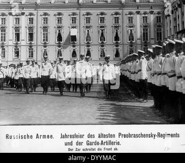 Zar Nikolaus II. nimmt den salute Stockfoto