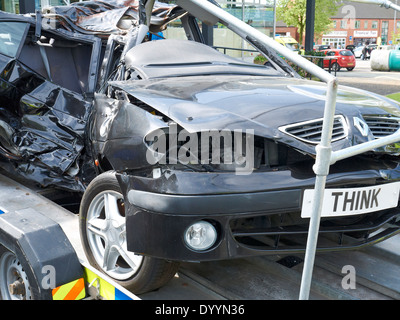 Polizei zeigt Ergebnis eines abgestürzten Autos in tödlichen Alkohol am Steuer Unfall, Sandbach Cheshire UK Stockfoto