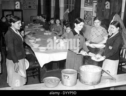 Zwangsarbeiterinnen und Zwangsarbeiter aus Osteuropa in Berlin, 1943 Stockfoto