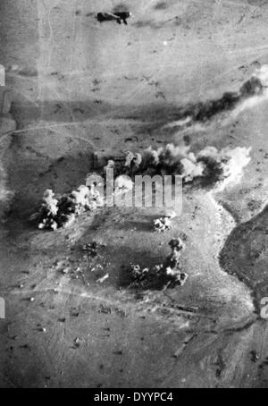 Britischen Positionen außerhalb Tobruk während eines Luftangriffs, 1942 Stockfoto
