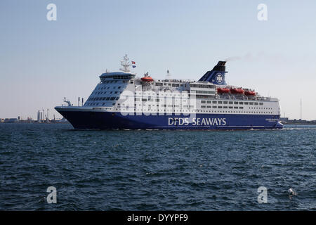 Die DFDS RO-RO / Personenfähre MS Crown Seaways auf dem Weg in den Sound Øresund von Kopenhagen auf ihrer nächtlichen Reise nach Oslo, Norwegen. Eine Doppelreise wird auch oft als Mini-Kreuzfahrt verwendet. Stockfoto