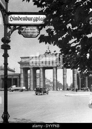 Brandenburger Tor und Hindenburgplatz in Berlin, 1934 Stockfoto