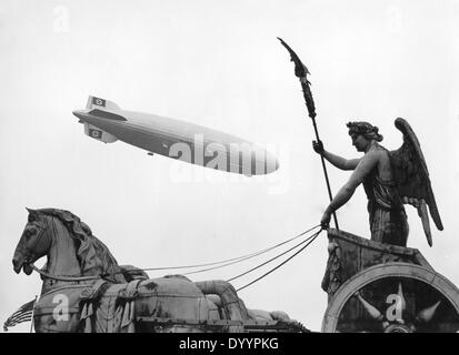 Zeppelin Hindenburg (LZ 129) und das Brandenburger Tor in Berlin während der Olympischen Spiele 1936 Stockfoto