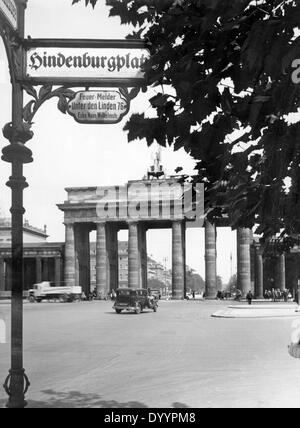 Brandenburger Tor und Hindenburgplatz in Berlin, 1934 Stockfoto