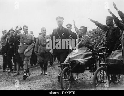 Hitler mit Veteranen während der 'Ralley des Sieges", 1933 Stockfoto