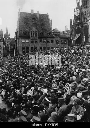 Publikum von Menschen beobachtet die Parade während der Ralley des Sieges 1933 Stockfoto