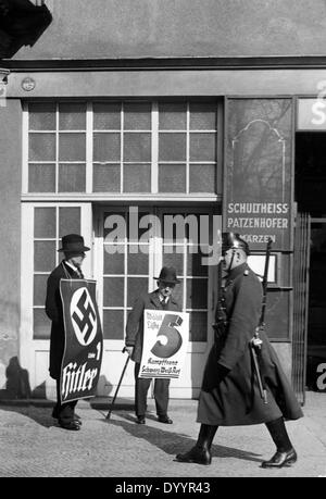 Männer mit Wahlplakaten, 1933 Stockfoto