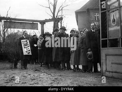 Eilen Sie in einem Wahllokal, 1933 Stockfoto