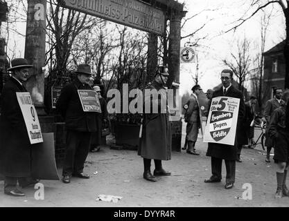 Vor Dahlem Wahllokal, 1933 Stockfoto