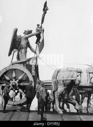 Hissen der schwarz-weiß-rote Fahne auf dem Brandenburger Tor, 1933 Stockfoto