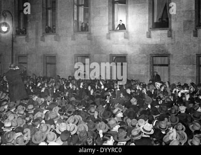 Hitler auf dem Balkon der Reichskanzlei, 1933 Stockfoto