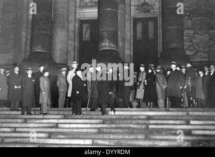 Besuch in der Szene des Verbrechens vor dem Reichstag 1933 Stockfoto