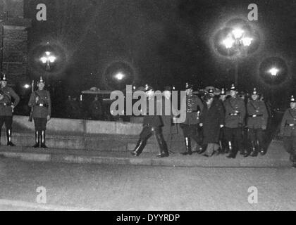 Die Ankunft von van der Lubbe auf den Besuch der Szene des Verbrechens in der ausgebrannten Reichstag, 1933 Stockfoto