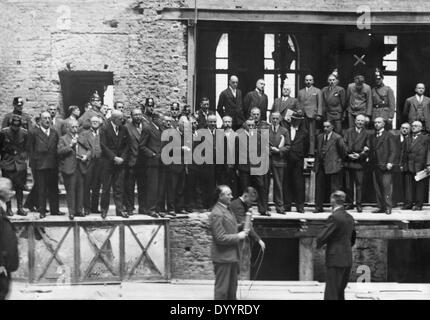 Besuch in der Szene des Verbrechens in den ausgebrannten Reichstag 1933 Stockfoto