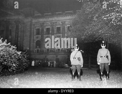 Zwei Wachen vor dem Reichstag in Berlin, 1933 Stockfoto