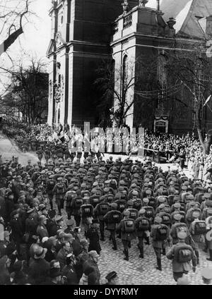 Militärparade der Stahlhelm Soldaten auf dem Tag von Potsdam, 1933 Stockfoto