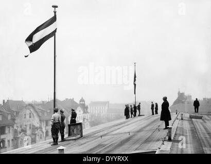 Hissen der Flaggen auf dem Rathaus Wedding, 1933 Stockfoto