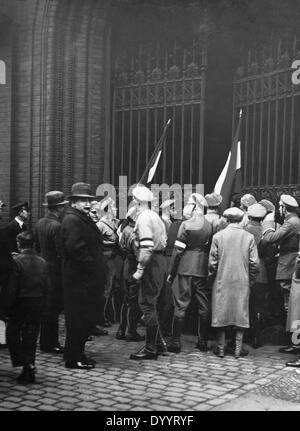 Männer aus der deutschen nationalen Volksrepublik Partei vor dem Rathaus, 1933 Stockfoto