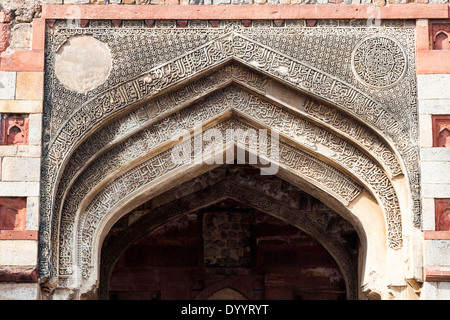 Neu-Delhi, Indien. Lodi Gardens. Arabische Kalligraphie über Eingang der Bara Gumbad Moschee, Ende des 15.. Jahrhundert. Stockfoto