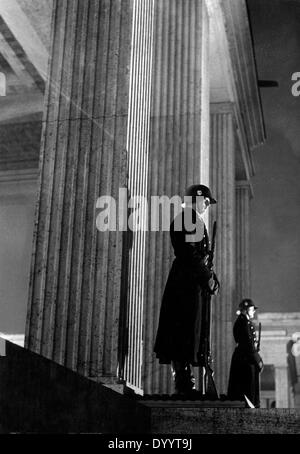 SS ehrt wachen auf dem Münchner Königsplatz, 1936 Stockfoto