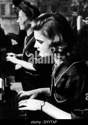 SS-Mädchen bei der Arbeit, 1944 Stockfoto