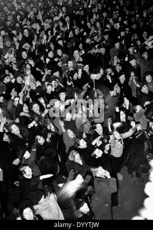 Begeistertes Publikum in Berlin, 1939 Stockfoto