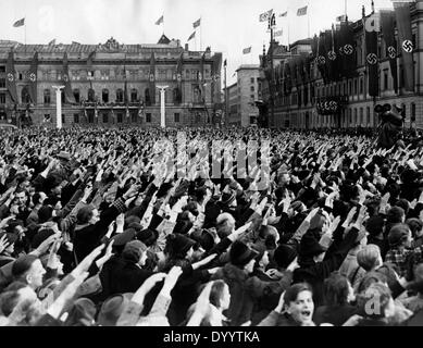 Massenhafte Begeisterung zu Hitlers 50. Geburtstag, 1939 Stockfoto