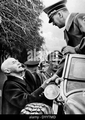 Adolf Hitler mit seinem Lehrer der Grundschule in der Nähe von Braunau am Inn, 1938 Stockfoto