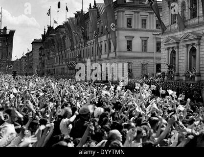 Jubelnden Massen in Berlin nach dem Frankreich-Feldzug 1940 Stockfoto