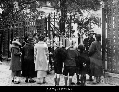 Neugierige Passanten vor der Reichskanzlei in Berlin, 1936 Stockfoto