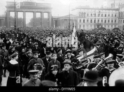 Militärparade mit der Besatzung der SMS Wolf, 1918 Stockfoto