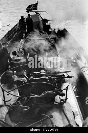 Mit dem Schnellboot und Flak, 1944 Stockfoto