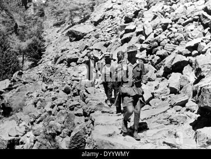 Deutsche Soldaten mit Gefangenen auf Kreta nach dem Ende der Kämpfe, 1941 Stockfoto