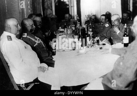 General Paul Georg Edler von Rennenkampffs beim Mittagessen, 1914 Stockfoto