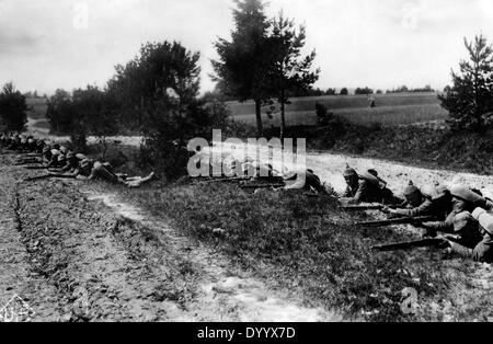 Deutsche Infanteristen an einer Straße in Ostpreußen, 1914 Stockfoto