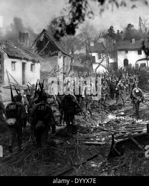 Deutsche Infanterie übergibt einen zerstörten preußischen Ostdorf, 1914 Stockfoto