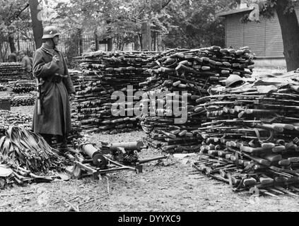 Ein deutscher Soldat mit erbeuteten Waffen, 1939 Stockfoto